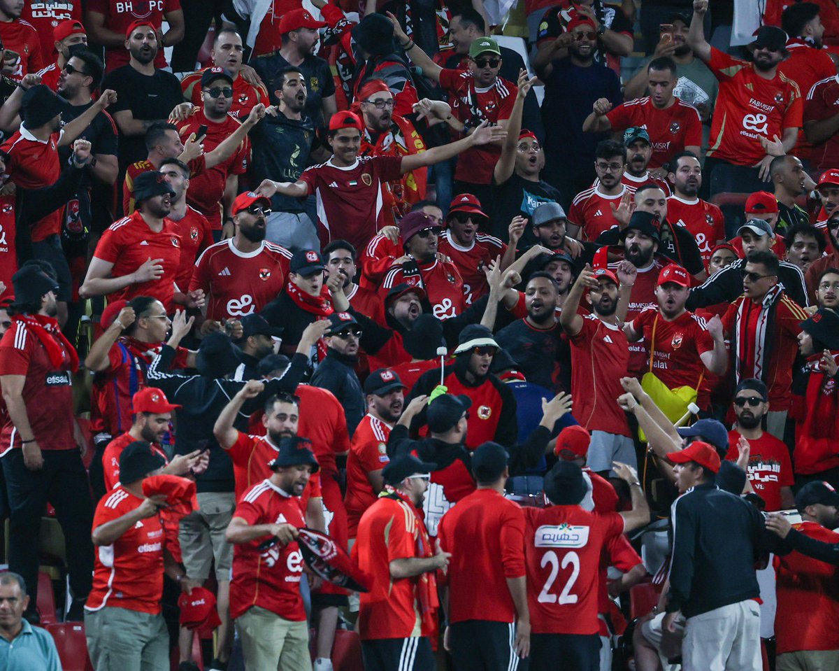 alahlyaolan's tweet photo. لازم نسيب الخلافات علي جمب ونبص لمصلحة الاهلي فوق اي شئ طول عمرنا جمهور الاهلي في ضهر الاهلي يلا يا اهلاويه كلنا علي الهشتاج 

 #جمهور_الاهلي_في_ضهر_الاهلي https://t.co/7eqF9FktDI