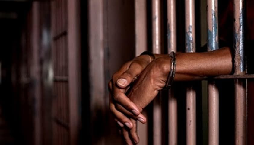 MagazineJimbere's tweet image. ⛓️ Un homme de 59 ans a été arrêté sur la colline #Rumandari, dans la commune de Butihinda (@BuhumuzaProvinc), après la découverte de 27 sacs d’engrais dans un kiosque inactif appartenant à son fils

⚖️ Mukezangango Cléophace est accusé de détournement de biens publics. Il aurait