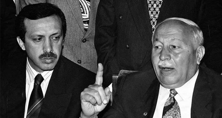 Necmettin Erbakan:

"Ayasofya'da EZAN sesi gelirse, 
Bilin ki ülkeye Milli Görüş Hakim olmuştur"..