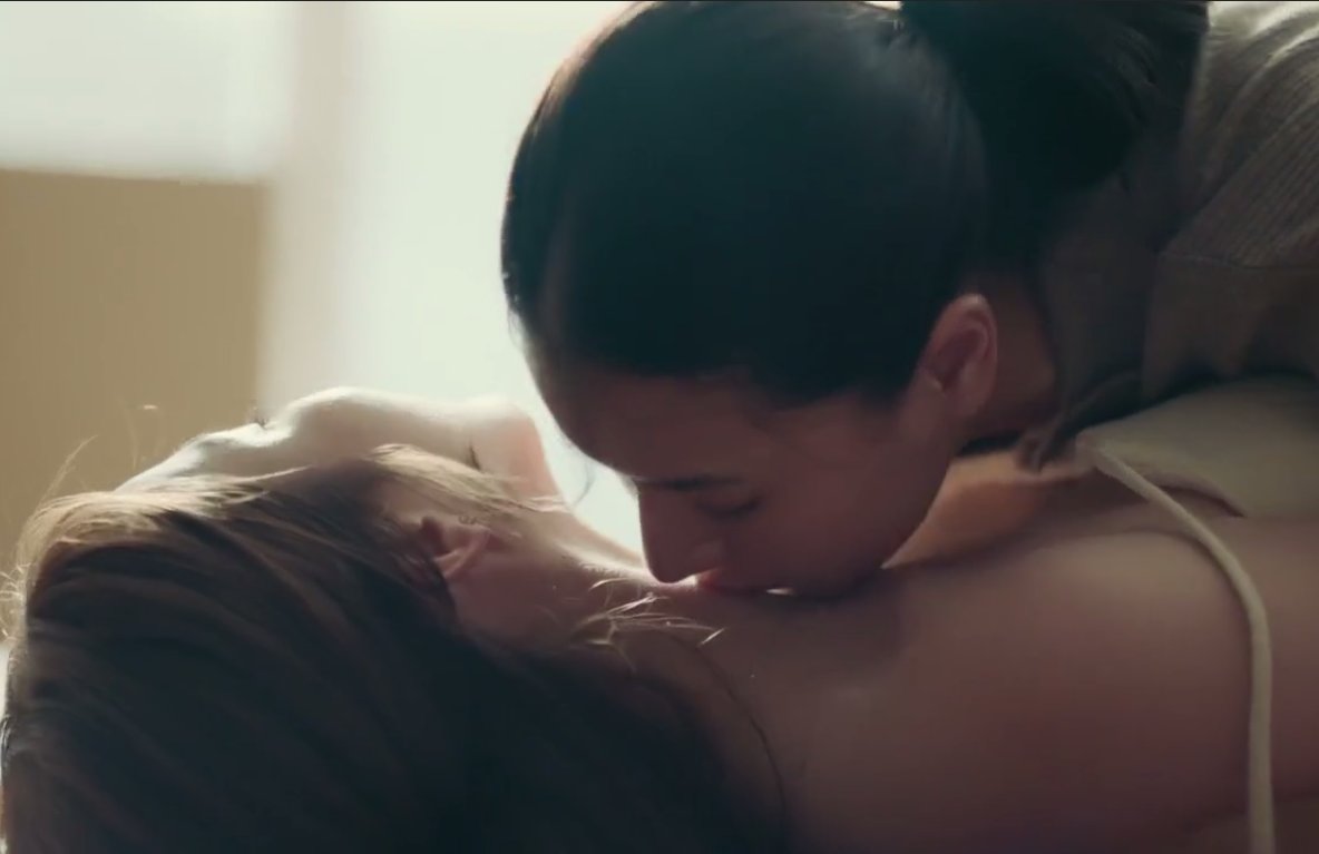 No hay ningún lugar en el que Vicky preferiría estar que allí, en los brazos de su esposa. 

HEART CODE EP4 
#สืบลับจับใจEP4 #HeartCodeTheSeries #TungpangJessie