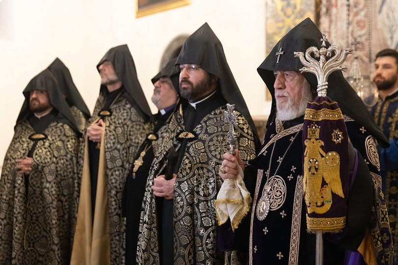 avaruza's tweet photo. Փետրվարի 27-ին Ամենայն Հայոց Կաթողիկոսի նախագահությամբ, Միածնաէջ Մայր Տաճարում՝ Հանգստյան ժամերգության ավարտին կատարվեց հոգեհանգստյան կարգ՝ ի հիշատակ 1988թ. Ադրբեջանի իշխանությունների կողմից կազմակերպված սումգայիթյան ջարդերի զոհերի #Sumgait #pogroms 💔🕯️🕯️🕯️
@HolyEtchmiadzin https://t.co/Qu9jscNdmN