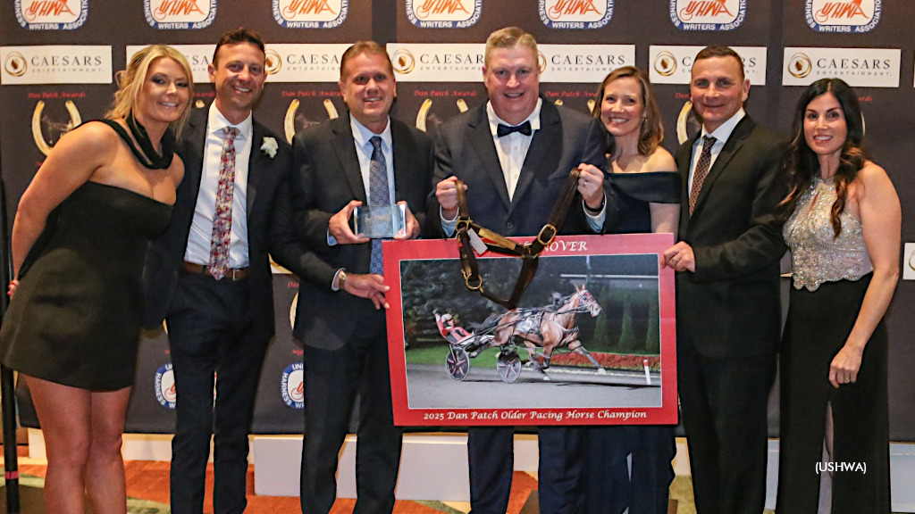After mapping out a five-year-old campaign in 2025 for Ervin Hanover that concluded with older male pacer honours on both sides of the border, trainer David Menary has some tweaks in mind to make the speedster even better in 2026 → t.ly/rEr3- #harnessracing