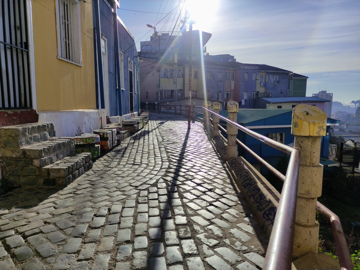 Zerohotel's tweet photo. Valparaíso, una ciudad donde cada rincón es un lienzo lleno de color y encanto. 

#Valparaiso #DescubreValpo #Chile #TurismoChile #CulturaChilena https://t.co/ycVLGh0Vhl