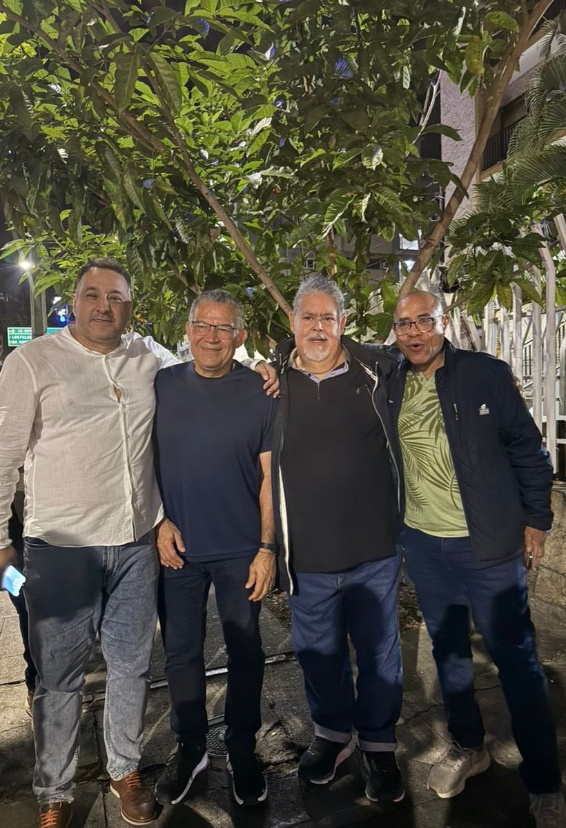 Enrique Márquez no REPRESENTA A LOS VENEZOLANOS QUE QUEREMOS UN CAMBIO es un comunista y amigo de José Luis Rodríguez zapatero. Venezuela quiere un cambio de sistema no un CHAVISMO LIGHT... NO SEÑORES..!!