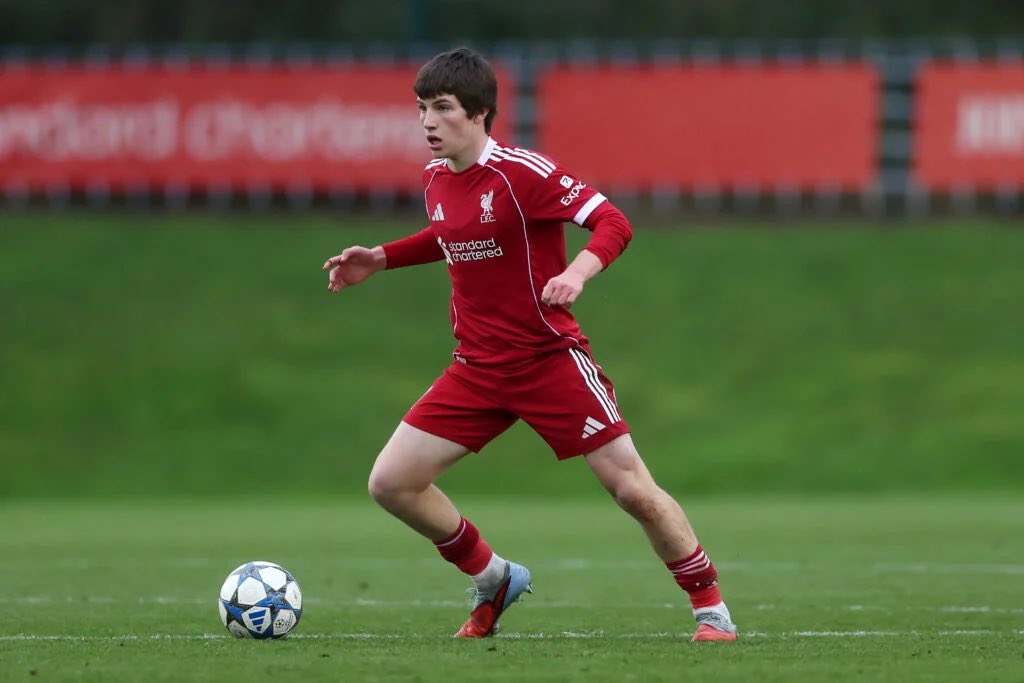 leemerricksguru's tweet photo. Haydn Murray-Holme has been 1 of the most effective line-breaking midfielders.
Sharp on the half-turn &amp; technically secure under pressure.
Executes disguised vertical passes through compact blocks &amp; consistently disrupts opposition structure.

High-level tactical IQ +🔴 #LFC https://t.co/Vt85lJFayn