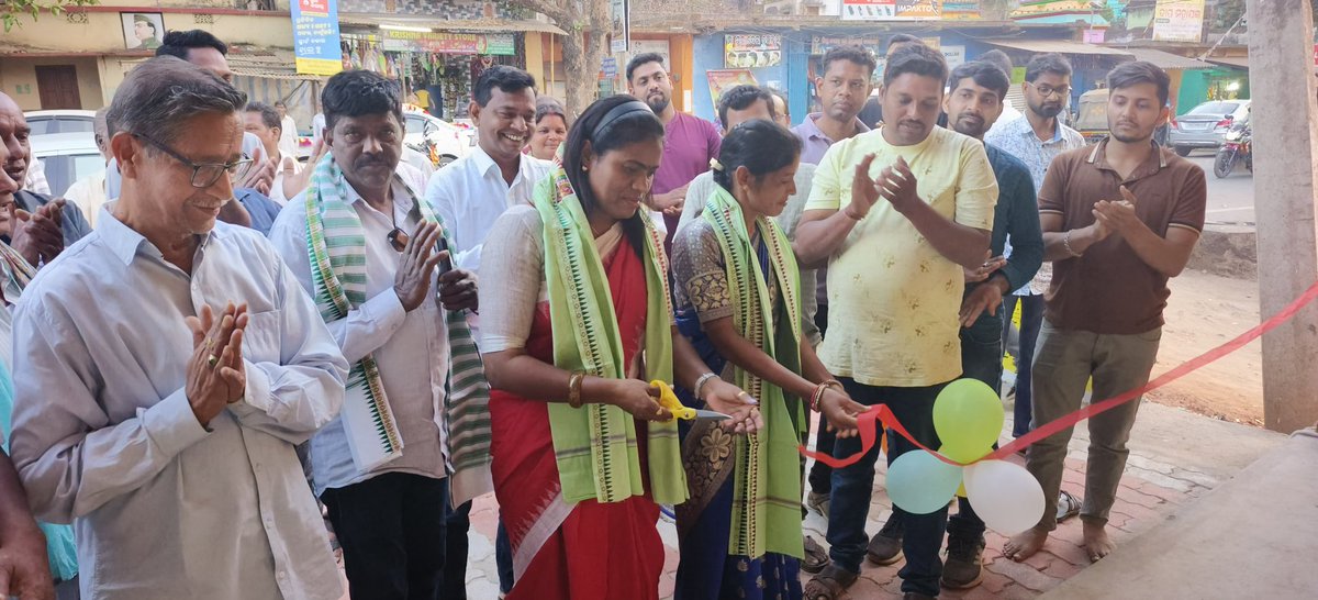 AnimaKanhar's tweet image. ଖଜୁରୀପଡା ଠାରେ ନୂତନ ଭାବେ ନିର୍ମାଣ ହୋଇଥିବା ମାର୍କେଟ କମ୍ପ୍ଲେକ୍ସ ଓ ହନୁମାନ ମନ୍ଦିରର ଭୋଗ ମଣ୍ଡପ ଉଦଘାଟନ ଅବସର ରେ ୨୬.୦୨.୨୬ #follower #Kandhamal #highlights