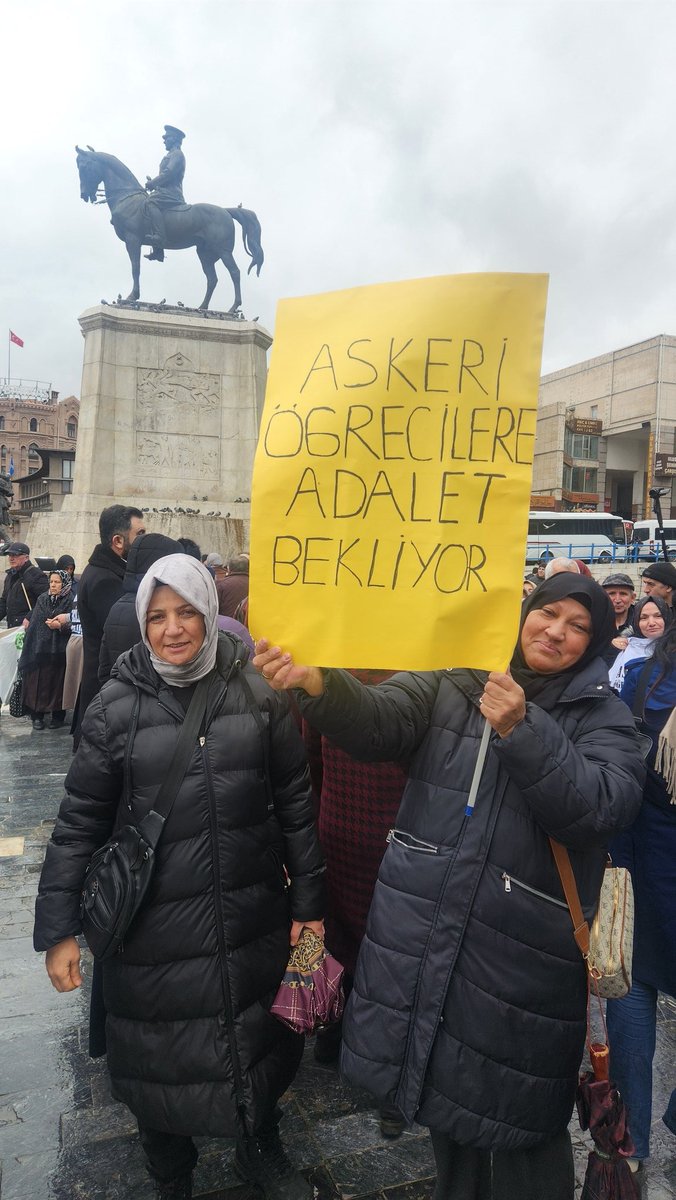 1FAIRJUSTICE's tweet photo. 20'li yaşlarının başında tutuklanan 10 yıldır cezaevinde tutulan kursiyer teğmen ve er anneleri seslerini duyurmak için Ulus meydanında toplandı

Bu vatana evlatlarını 13 yaşında teslim edip. vatan görevi beklediler

Vatanı sevmekten gayrı suçları yok

AskeriÖğrencilere Tahliye https://t.co/eZU6usC9vY