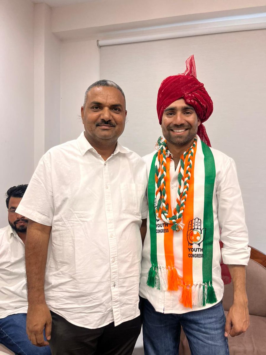 Subhash__Gurjar's tweet photo. आज NSUI राष्ट्रीय अध्यक्ष भाई श्री @VinodJakharIN जी से जोधपुर के कांग्रेस नेता सोहनलाल जी गुर्जर मुलाकात कर शुभकामनाएं प्रेषित की।

निश्चित रूप से आपके नेतृत्व में भारतीय राष्ट्रीय छात्र संगठन को पूरे देश में मजबूती मिलेगी और वैचारिक रूप से संगठन की आवाज बुलंद होगी।
@nsui @SOHANGURJARINC @SachinPilot