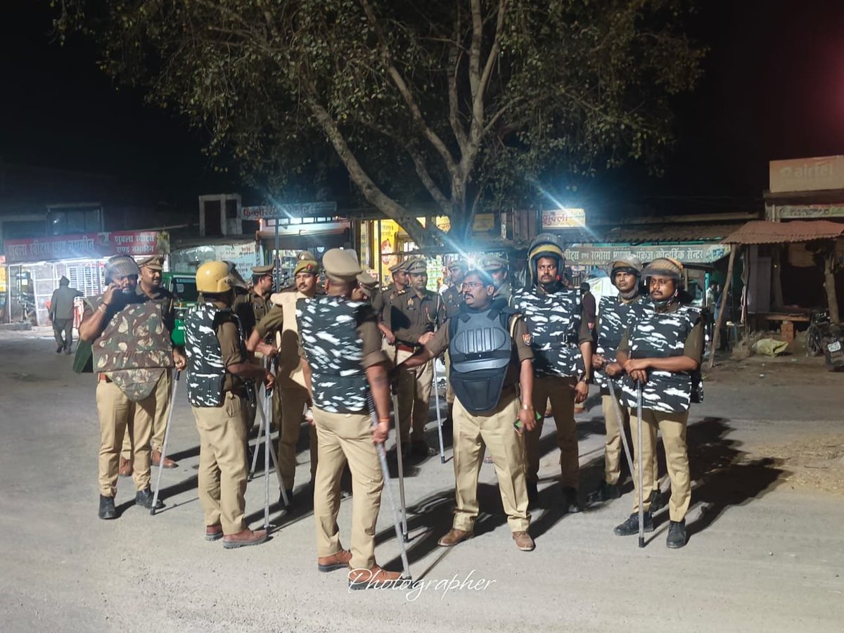 जनपद के समस्त थाना प्रभारियों द्वारा अपने-अपने थाना क्षेत्रों में पुलिस बल के साथ मय दंगा-नियंत्रण उपकरण—बॉडी प्रोटेक्टर, हेलमेट एवं डंडा आदि के साथ कानून-व्यवस्था सुदृढ़ बनाए रखने एवं आगामी होली पर्व सहित अन्य त्यौहारों के दृष्टिगत क्षेत्र मेंं पैदल गश्त एवं सघन चेकिंग अभियान