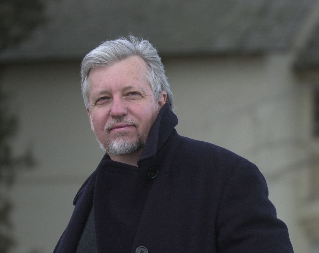 Ha muerto DAN SIMMONS a los 77 años. Uno de los grandes escritores de literatura fantástica, ciencia ficción y de terror de nuestros días. Entre sus grandes títulos figuran THE SONG OF KALI o la saga HYPERION, en el horror publicó títulos tan potentes como SUMMER OF NIGHT o THE