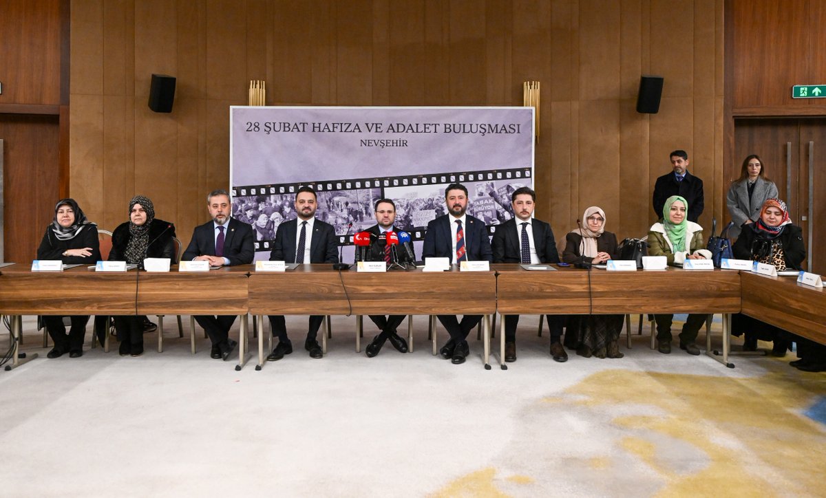 abakingurlek's tweet photo. Demokrasimizin kara lekelerinden biri olan 28 Şubat postmodern darbesinin mağdurlarıyla “28 Şubat Hafıza ve Adalet Buluşması”nda bir araya geldik.

28 Şubat; temel hak ve özgürlüklerin kısıtlandığı, eğitim hakkının engellendiği ve insanların fişlendiği karanlık bir dönem olarak hafızalarımızdan hiçbir zaman silinmeyecektir.

28 Şubat, aynı zamanda milletimizin dayatmalara ve baskılara karşı sergilediği onurlu direnişin de simgesidir. Zulme ve ayrımcılığa boyun eğmeyen tüm 28 Şubat mağdurlarına selam olsun.