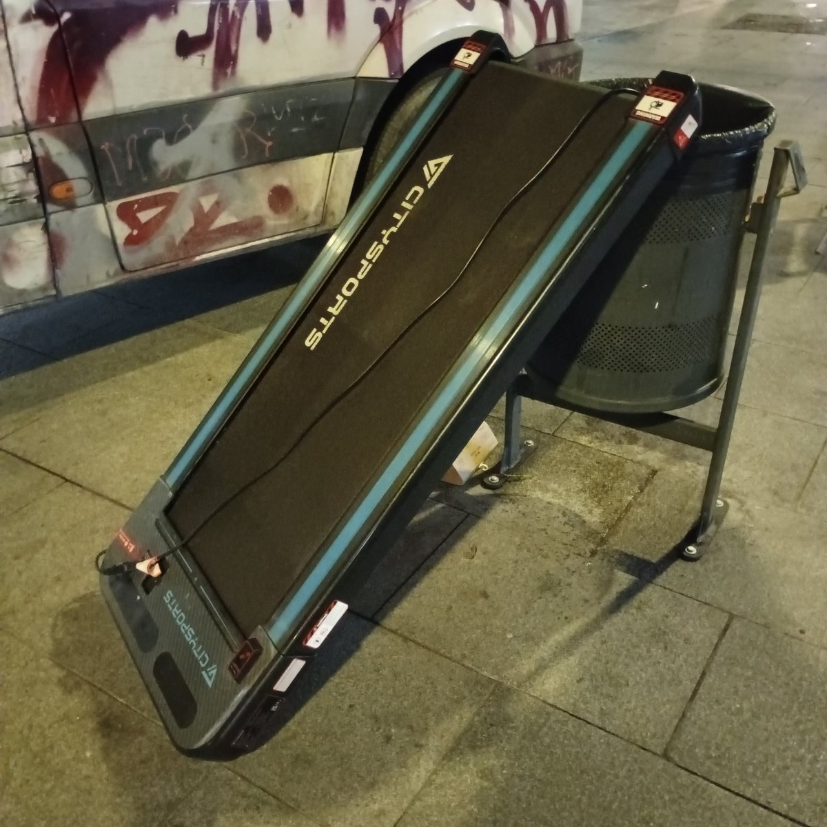 La4tu's tweet image. Us fa falta una cinta per correr?

Cosetes que em trobo pel carrer!

#raval