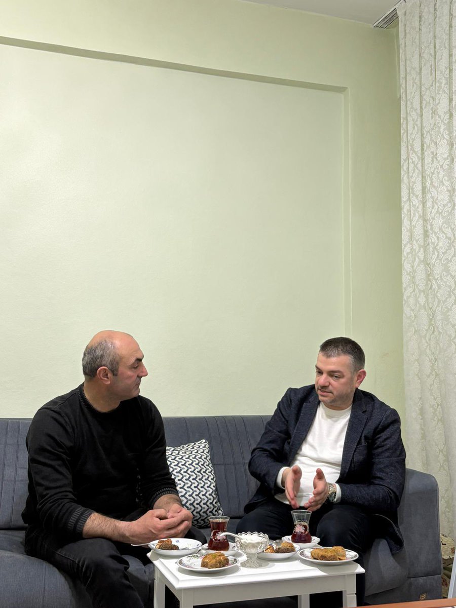 Açıkgözoğlu ailesinin gönül sofrasına; İlçe Kadın Kolları Başkanımız Sevgi Çakır ve Kadın Kolları Yönetim Kurulu Üyelerimizle birlikte misafir olduk. 🌙🤝

Ramazan’ın bereketini, muhabbetini ve kardeşlik iklimini hep birlikte paylaştık. Rabbim tuttuğumuz oruçları, yaptığımız