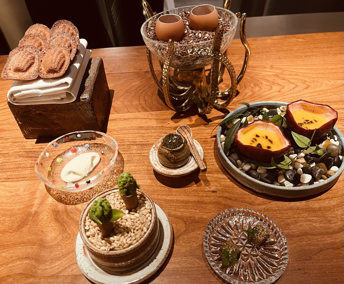 MichelinGuideUK's tweet image. Picnic, pigeon and petits fours stole the show at Humble Chicken 

#2MICHELINStars #London #Soho

guide.michelin.com/gb/en/greater-…