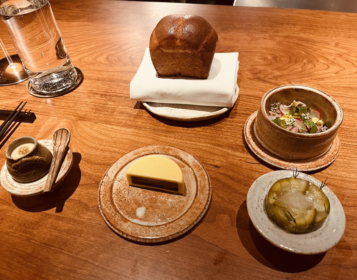 MichelinGuideUK's tweet image. Picnic, pigeon and petits fours stole the show at Humble Chicken 

#2MICHELINStars #London #Soho

guide.michelin.com/gb/en/greater-…