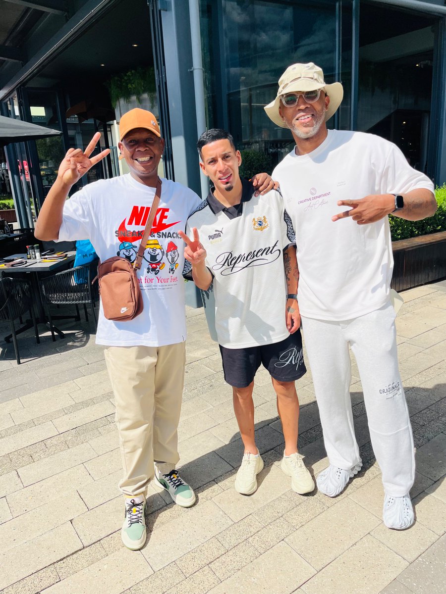 Iamk_rab's tweet photo. All the best with the game Khosi. Bumped into Sirino. Had his lovely family with him but still made time for us @KaizerChiefs  ✌🏾 https://t.co/wMiJtklqIJ