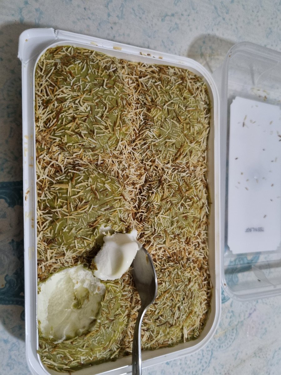 Mehmet227576's tweet image. Algida Fıstık Cenneti 460 ml inceliyorum. Ben fıstık severim kadayıfı da severim tam bana göre dedim ama görünen yüzü oyle değilmiş #algida #dondurma