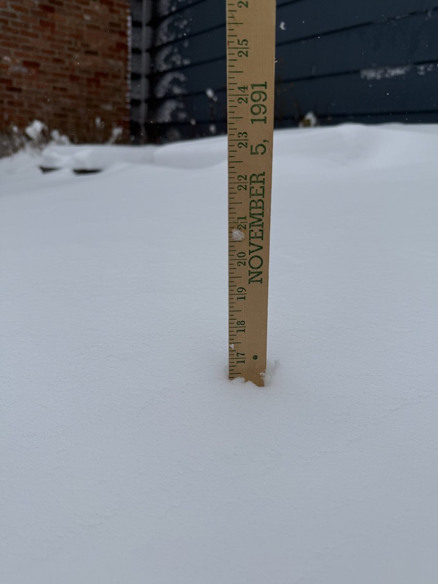 SkylineWX's tweet photo. @Danbury_WX Measured about 17” at my house in Newtown. https://t.co/UP1QvomJA1