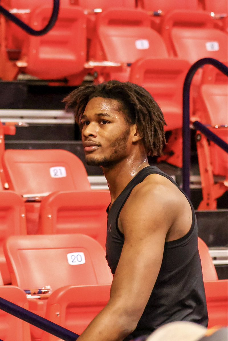 sahil_mittal24's tweet image. #Illini Orange Krush has Morez Johnson Jr. "clown" and "traitor" signs.

They were right next to him as he walked back into the tunnel, and his only reaction was a side-eye.
