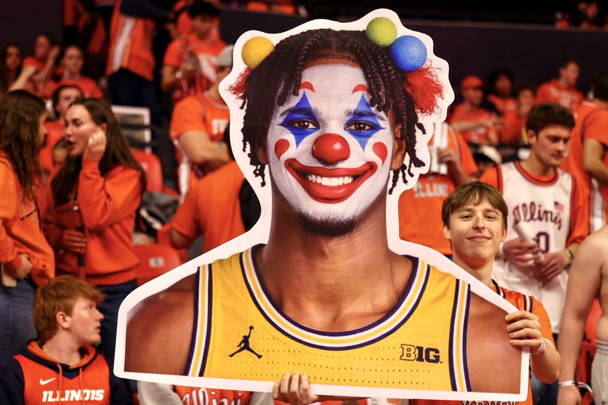 sahil_mittal24's tweet image. #Illini Orange Krush has Morez Johnson Jr. "clown" and "traitor" signs.

They were right next to him as he walked back into the tunnel, and his only reaction was a side-eye.