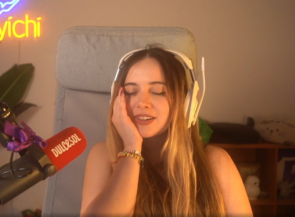 Modinoff_'s tweet photo. @Mayichii Guten abend, me he divertido mucho en el stream de hoy con la charlita y el residente del mal. Descansa, guapetona. El último en salir que cierre la puerta. 🌸💜💜 https://t.co/DuqyKz1Qnn