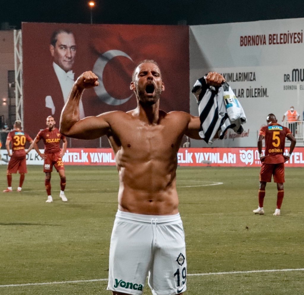 grandealtay_'s tweet photo. Türkiye’ye gelmiş en büyük golcü, Efsanemiz Marco Paixao futbolu bıraktığını açıkladı. Futbola ve Altay’a kattığın her şey için minnettarız. Unutulmayacaksın 👑🐐 https://t.co/MqOObt6sWD