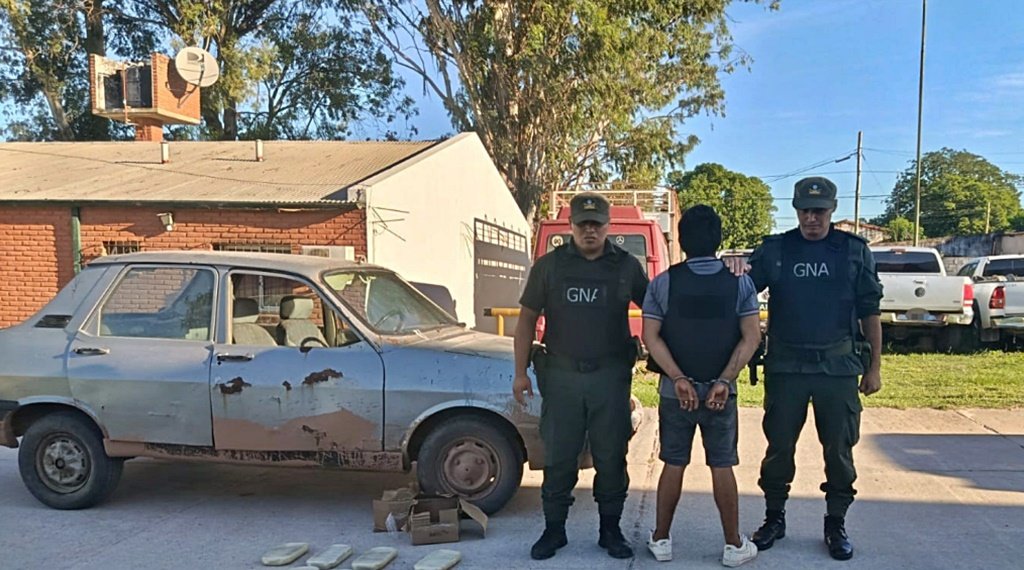 fmalba's tweet photo. Salvador Mazza: detienen a un ciudadano que abandonó un vehículo con siete kilos de cocaína https://t.co/agWGVZSkqL https://t.co/LdSFFTs9E2