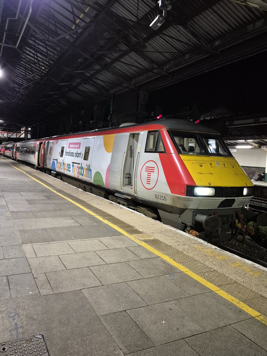 Westfield113594's tweet image. Evening shot of 82 216 at Chester railway station on 16th February 2026 my pic
#class82 #chesterrailwaystation #ukrailwaystuff #tfw #trains