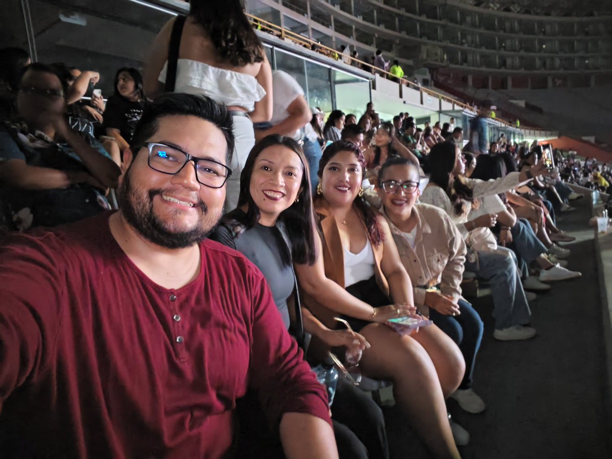 viktorhndz's tweet photo. Noche mágica con mi piuranita bonita, sus amigas y Alejandro Sanz.
#EstadioNacional https://t.co/h44QLONDWf
