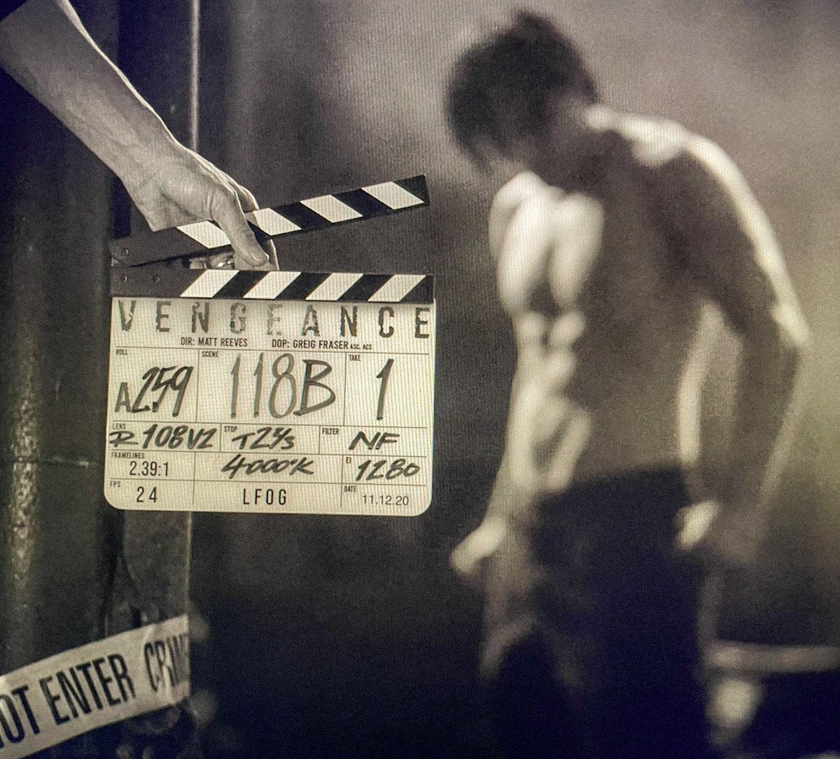 robert pattinson at behind the scene of the batman (2022)