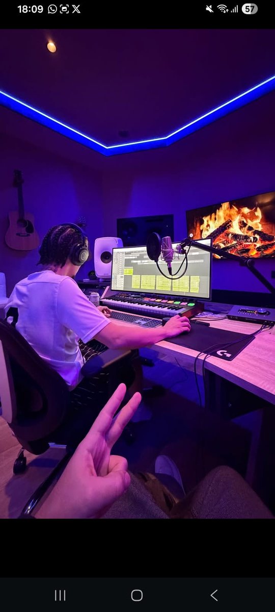 Andylop14064511's tweet photo. @AbrahamMateo y @LericaMusic en el mismo estudio de grabación, que tendrán entre manos? https://t.co/brN3ttrjJ3