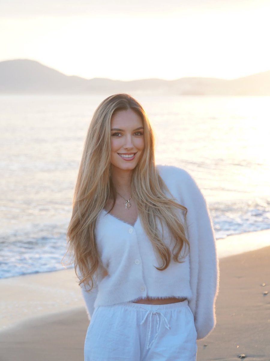 Noraxl9s's tweet photo. Enjoy peaceful beach time 🌅✨ Life needs these heartwarming moments. #BeachTime #GoldenHour #PeacefulMoments #Relaxation https://t.co/6Ttfzm0TTw