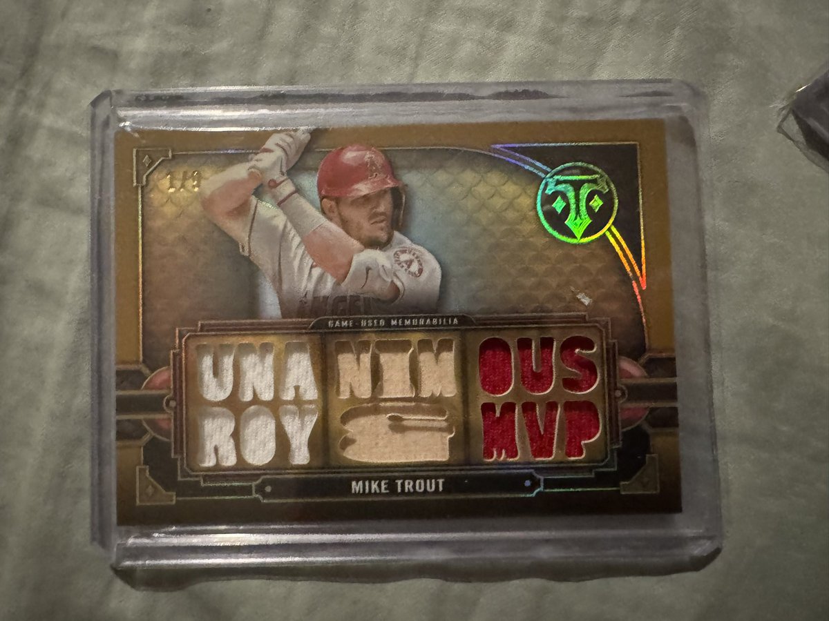 mingweijen's tweet photo. @Schwartzcards2 It’s just so nice as is. (also left top corner dinged so seeing a 7 on a sick ass card is gonna hurt https://t.co/9XYZepZ3b6