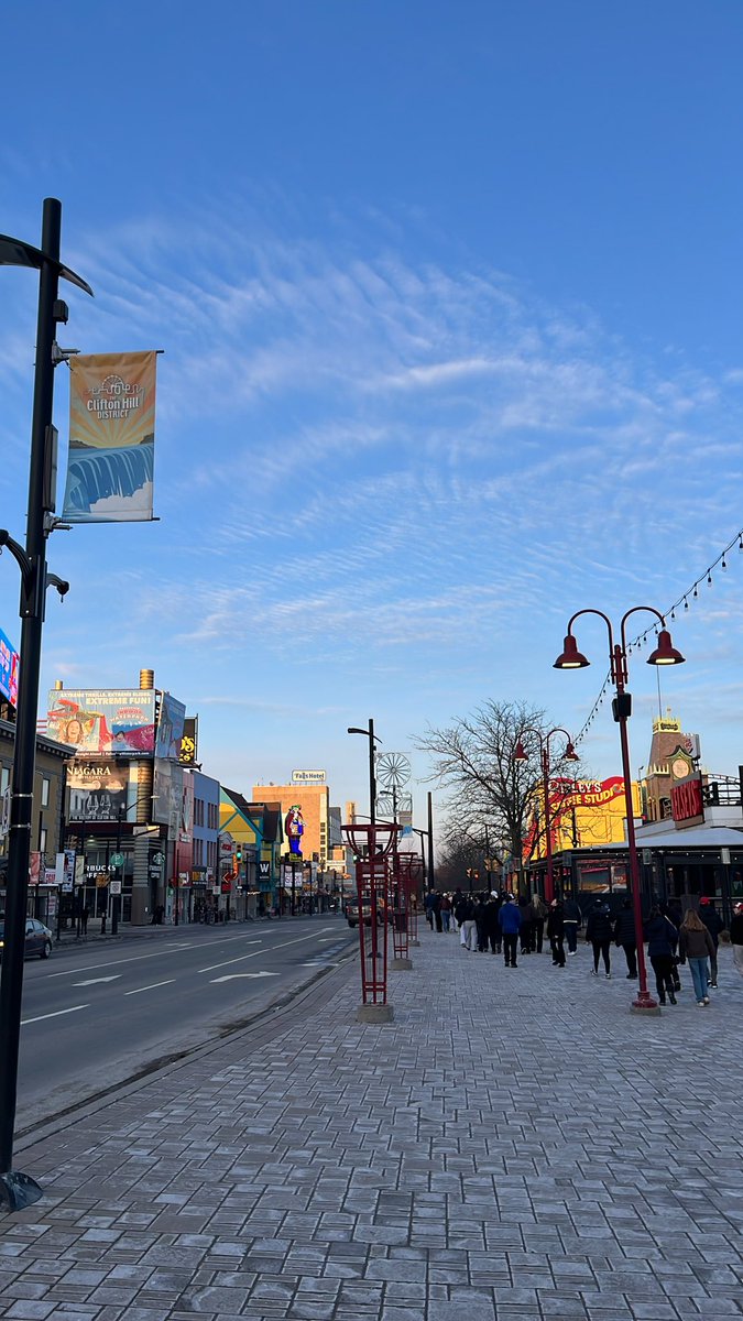 NPTCGroup_SPS's tweet photo. Day 13 -arrived in Niagra! Checked into the hotel &amp; we are out for food at the Rainforest cafe
🦒🐒🐘🦜🐍
Little glimpse of Niagra falls💦 https://t.co/QCIEmhxtCQ