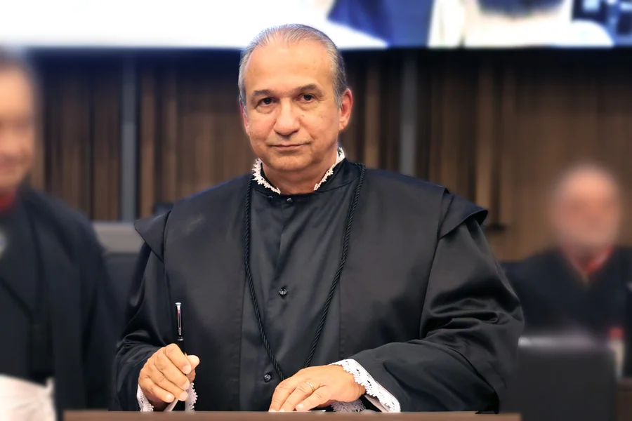 Metropoles's tweet photo. ➡️ MAGID LÁUAR | Desembargador afastado pelo CNJ continuará recebendo salário integral

Segundo o TJMG, o pagamento integral é garantido pela própria Resolução nº 135, de 2011, do CNJ, que assegura subsídio total ao magistrado afastado cautelarmente até a conclusão da investigação.