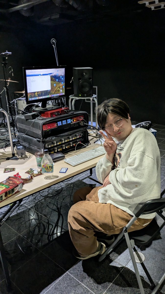 plopdobun's tweet photo. 昨日はplopレコーディングday⚡⚡

スピリチュアルラウンジのホールをお借りしました！
早く皆さんに聴かせたいです！

ギターのシュミくんはエンジニアを、
東京からきたDrみつきちゃんはサバの釜飯をみんなによそってくれました

次のライブは3/21 サウンドクルーです！ https://t.co/GWl02qKUec