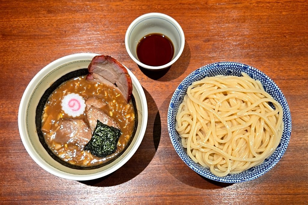 kazutan0264's tweet photo. つけソバいしい@国府台にて、つけソバ(並)。開業時、中濃スープからスタートした同店だが、程なく濃度が上がり、その状態が完全に定置。動物系のコクからカエシの甘辛へと至る段階的な変遷が食味に緩急をもたらし、更なる啜りを呼ぶ。鰹ツユの涼味を箸休めとして機能させる設計意図も、心憎い限りだ。 https://t.co/4Sopm8JPAS