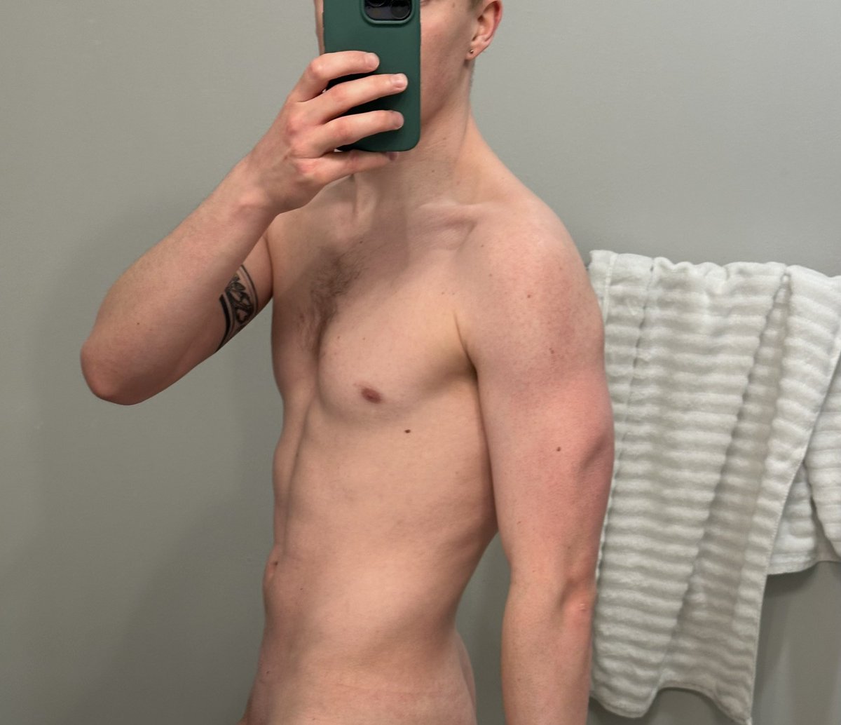 DylanMooreXXX's tweet photo. My arms are finally starting to grow a little 😩 https://t.co/Xx2qDgCjzT