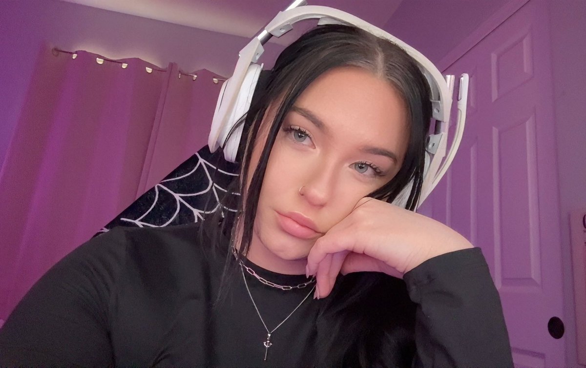 currenrly live on twitch 
lookin for the girlie pops 😭 

💜 twitch.tv/sophsbby