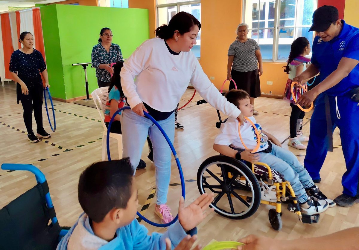 indeselsalvador's tweet photo. #PROADI | La Oficina Departamental de INDES La Libertad, en coordinación con Teletón FUNTER de Ciudad Merliot, continuó las acciones del Programa de Academias Deportivas Inclusivas (PROADI) en las instalaciones de dicha institución.
Un grupo de 12 niños realizaron dinámicas recreativas con uso de aros y ejercicios de integración social, entre otros.
#ConstruyendoElCamino