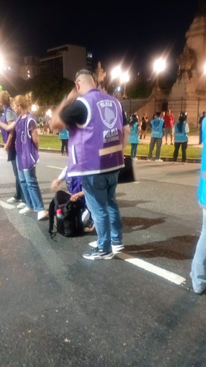 La policía de la ciudad estrena chalecos violetas 👀🦁🦁
