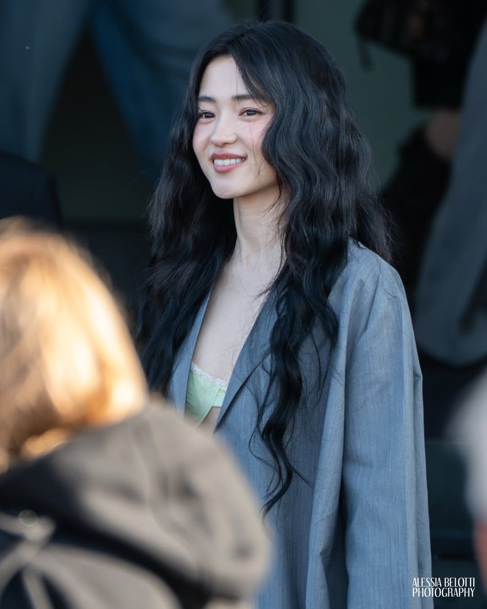 Too ethereal for this mortal world 🥹

Kim Taeri at Prada FW26 pics by Alessia Belotti