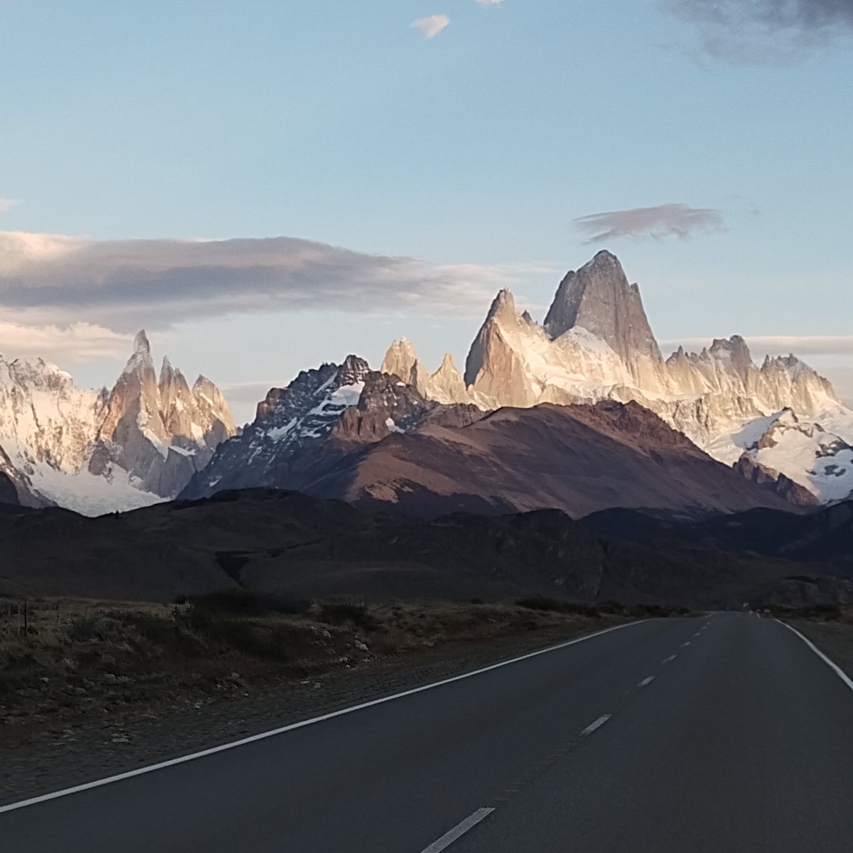 Camino de encuentros, El Chalten, Santa Cruz Patagonia Andina Argentina. "Aún en la noche más oscura, en el cielo brilla la luz de las estrellas, y la primavera llega, siempre" <a href="/JoseMariAzpiazu/">Jose Mari Azpiazu</a> <a href="/turisargentina/">Red Turismo Argentina</a> <a href="/HombreMontana/">EL🐑HOMBRE #MONTAÑA</a> 📷 DPB