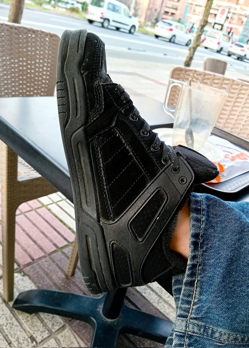 #beltza
#asteanbehin
#sasitxiotx

Egun argitsuan zapatila beltzak.