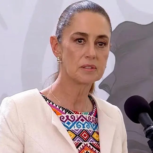 Juan_OrtizMX's tweet photo. 🗳️📌 SENADOR DE MORENA CUESTIONA RECORTE A TIEMPOS EN RADIO Y TV EN REFORMA ELECTORAL

El senador Javier Corral marcó distancia de un punto de la reforma electoral propuesta por la presidenta.

Se trata de reducir los tiempos oficiales en radio y televisión para partidos y candidatos.

Hoy son 48 minutos diarios.

La propuesta los bajaría a 35 minutos.

Corral advirtió que no se puede justificar el recorte con el argumento de que hay “demasiados spots”.

Recordó que esos tiempos se establecieron para evitar que partidos y candidatos compraran propaganda directamente en medios.

Es decir, para cerrar la puerta al dinero privado en radio y televisión durante campañas.

Aunque también podría ser debate simulado. 

Suele pasar que surgen voces críticas al interior sobre puntos específicos. 

Todo para no abordar otros temas de mayor relavancia. 

En este caso... como la intromisión del narco en las elecciones.

Pero veremos.