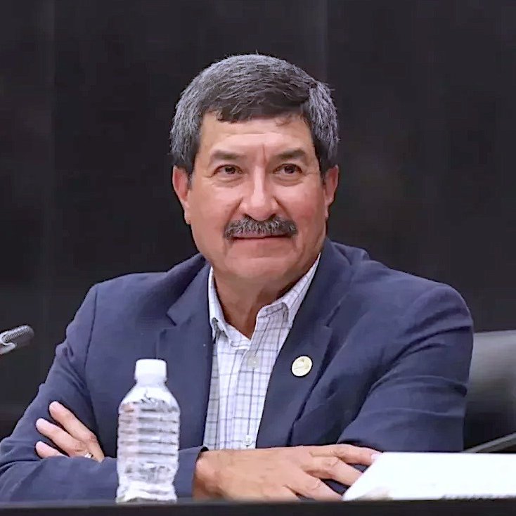 Juan_OrtizMX's tweet photo. 🗳️📌 SENADOR DE MORENA CUESTIONA RECORTE A TIEMPOS EN RADIO Y TV EN REFORMA ELECTORAL

El senador Javier Corral marcó distancia de un punto de la reforma electoral propuesta por la presidenta.

Se trata de reducir los tiempos oficiales en radio y televisión para partidos y candidatos.

Hoy son 48 minutos diarios.

La propuesta los bajaría a 35 minutos.

Corral advirtió que no se puede justificar el recorte con el argumento de que hay “demasiados spots”.

Recordó que esos tiempos se establecieron para evitar que partidos y candidatos compraran propaganda directamente en medios.

Es decir, para cerrar la puerta al dinero privado en radio y televisión durante campañas.

Aunque también podría ser debate simulado. 

Suele pasar que surgen voces críticas al interior sobre puntos específicos. 

Todo para no abordar otros temas de mayor relavancia. 

En este caso... como la intromisión del narco en las elecciones.

Pero veremos.