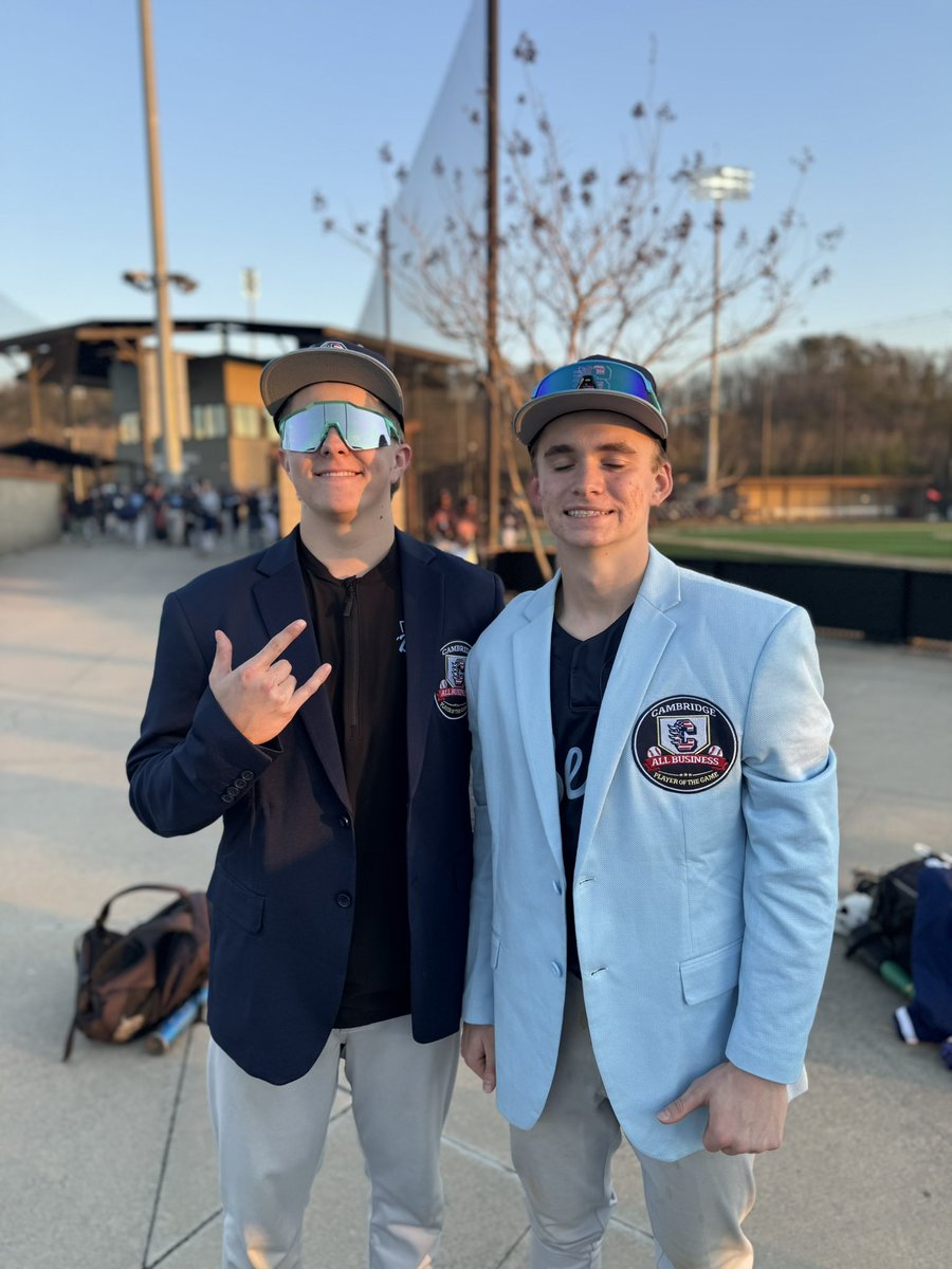 Bears_CHS's tweet photo. The bats come alive late as the Bears score 7 unanswered, including a 5 run 6th to WIN 7-2!
Calloway Holmes silences the bats with 2.1 scoreless relief innings, while Will Degenhard has 2 doubles on the day and 3 RBIs.
#GoBears #AllBusiness #SecondLeg https://t.co/lDQeIOYVWq
