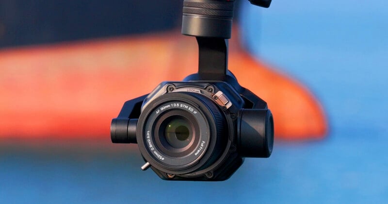 ZorzStudios's tweet photo. #Viltrox 's first aerial lens fills a much-needed gap in DJI's DL system: https://t.co/YHDdJMOdU6 

#JeremyGray #DJI #DLMount #drone #ViltroxAF90MMF35 #equipment #ViltroxAir #DLLens #AerialLens #DLSystem https://t.co/dN1WCJ96J9