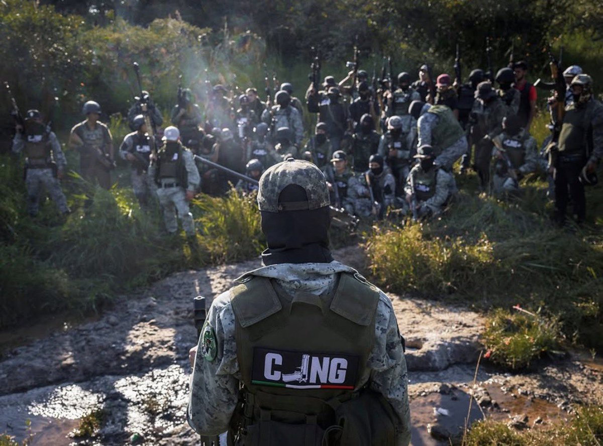 lauragarza's tweet photo. Miren esta serie de imágenes. 

El CJNG de distintos ángulos. 

En la primera miembros del cártel posan con toda la intención al fotoperiodista Mads Nissen, ganador del WPP y POY.

En la segunda, un recorrido de los miembros del cartel bien organizados y coordinados en Uruapan, Michoacán. 

Incluyo esta tercer imagen, porque él es un sicario acompañado de su pareja, u acude a un altar de la Santa Muerte a pedir que pueda salir del Cártel. 

Y la cuarta, nos acerca a su organización. 

No son jóvenes que salen a las calles por impulso a quemar camiones o autos de civiles, son elementos formados y preparados bajo el orden de “jefes” que señalan las actividades a realizar en diferentes áreas con distintos objetivos. 

Es toda una organización hecha y derecha.  Lo vimos el domingo y lo seguiremos viendo en nuestro país. 

Fotos: Mads Nissen.

#EnfoqueManual
