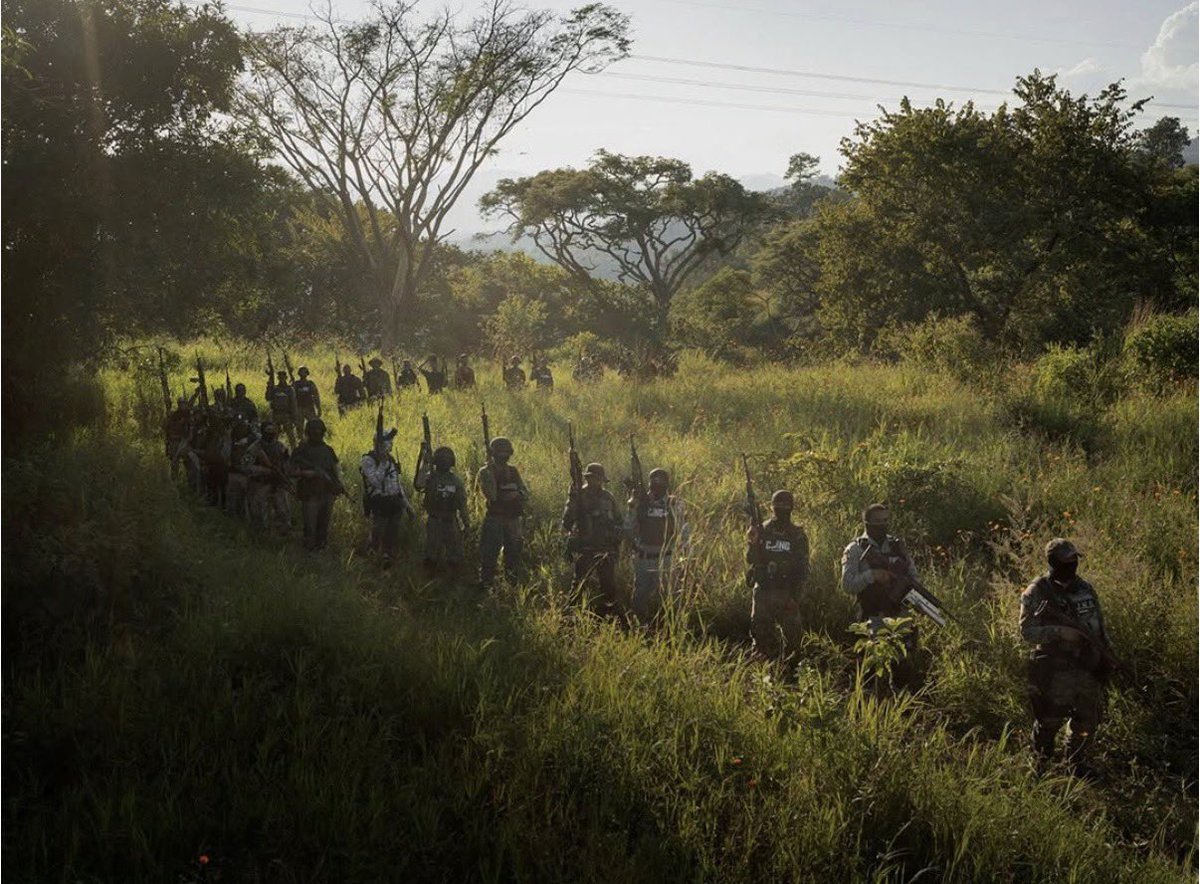 lauragarza's tweet photo. Miren esta serie de imágenes. 

El CJNG de distintos ángulos. 

En la primera miembros del cártel posan con toda la intención al fotoperiodista Mads Nissen, ganador del WPP y POY.

En la segunda, un recorrido de los miembros del cartel bien organizados y coordinados en Uruapan, Michoacán. 

Incluyo esta tercer imagen, porque él es un sicario acompañado de su pareja, u acude a un altar de la Santa Muerte a pedir que pueda salir del Cártel. 

Y la cuarta, nos acerca a su organización. 

No son jóvenes que salen a las calles por impulso a quemar camiones o autos de civiles, son elementos formados y preparados bajo el orden de “jefes” que señalan las actividades a realizar en diferentes áreas con distintos objetivos. 

Es toda una organización hecha y derecha.  Lo vimos el domingo y lo seguiremos viendo en nuestro país. 

Fotos: Mads Nissen.

#EnfoqueManual